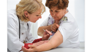 Lekarka bada skórę starszej kobiety za pomocą dermatoskopu.