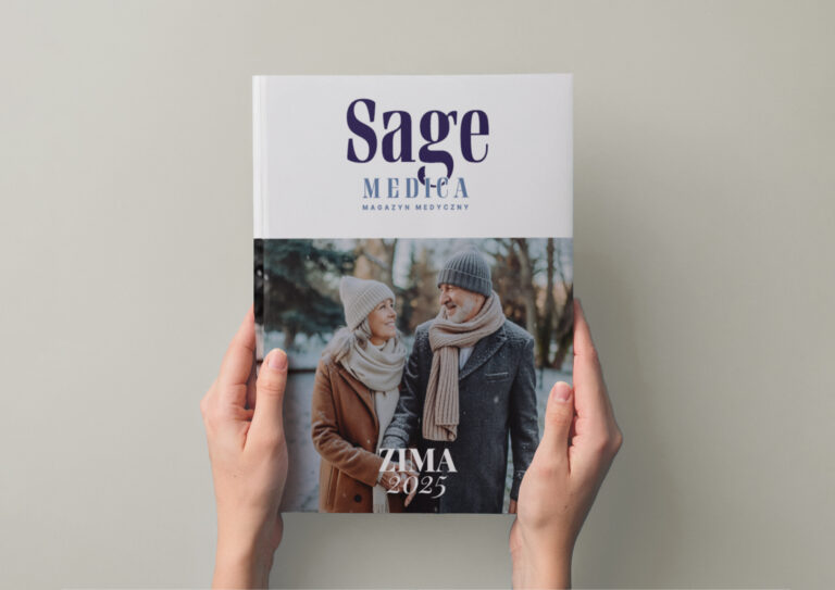 Osoba trzyma w dłoniach zimowy numer magazynu „Sage Medica” z okładką przedstawiającą uśmiechniętą parę spacerującą w śnieżnym parku.