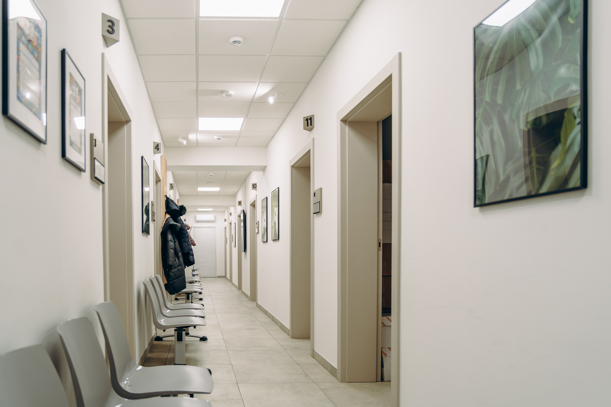 zdjęcie pokazuje przestrzeń poczeklani Sage Medica przychodni POZ w Piotrkowie Trybunalskim