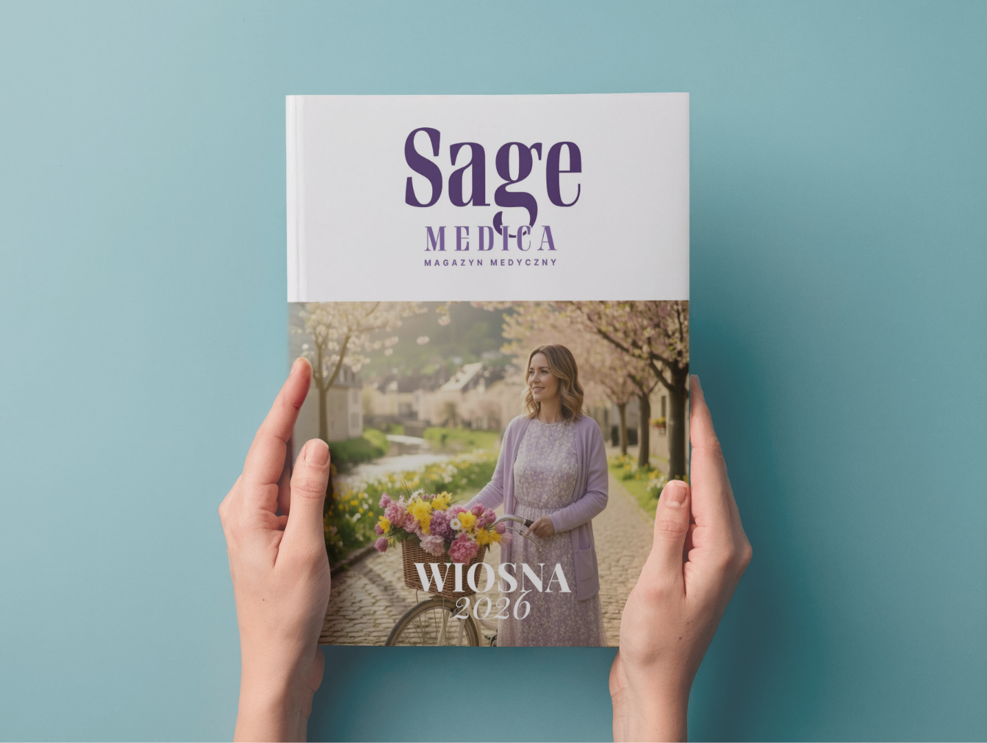 Dłonie trzymają wiosenne wydanie magazynu Sage Medica z okładką przedstawiającą kobietę z rowerem i koszem kwiatów.